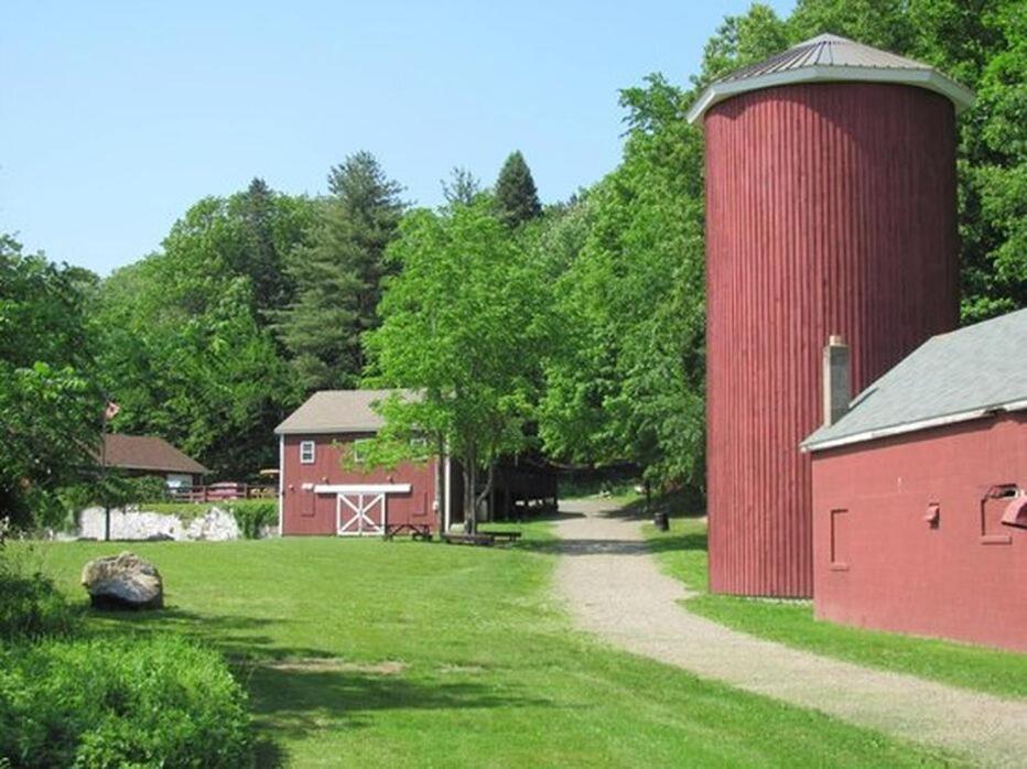Welcome To Hat City Danbury, A Suburban Retreat Buitenkant foto